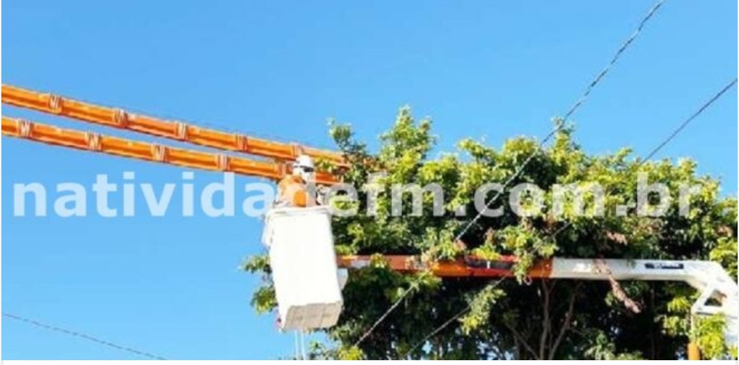 Campeã em reclamações, ENEL inicia serviço de podas em Varre-Sai