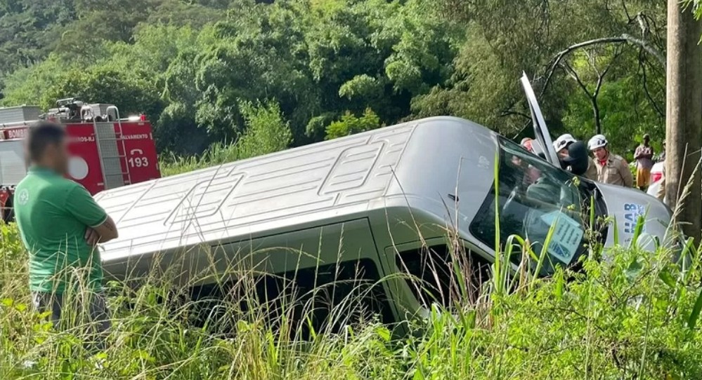 Van com pacientes de Pádua se envolve em acidente
