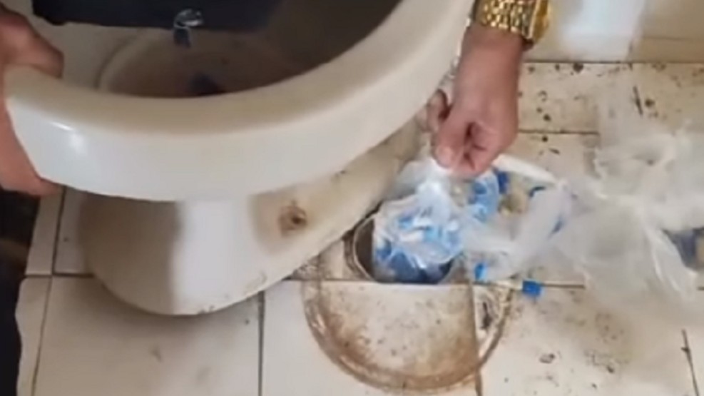 Pinos de cocaína escondidos no cano de vaso sanitário são apreendidos pela PM no Centro de Cardoso Moreira