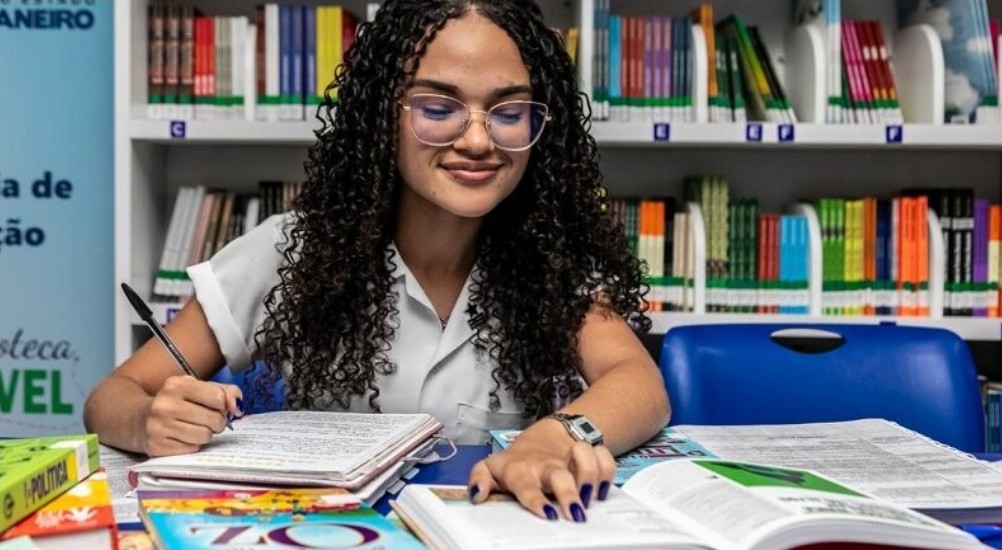Aluna de colégio da Baixada Fluminense alcança nota máxima na redação do projeto Enem-RJ