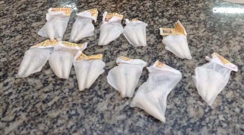 Indivíduo deixa cocaína para trás e escapa da abordagem policial em Itaperuna.